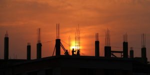 Sonnenuntergang auf Baustelle